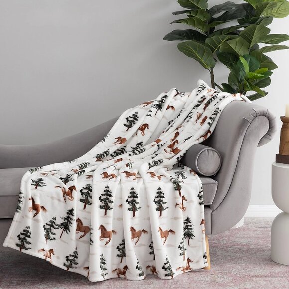 Berkshire Holiday Animal 60x70 Plush Throw - Picture 1 of 1